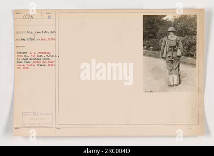 R.M. privato Stoneham della 30th Company, 5th Regiment, U.S.M.C. è mostrato in leggero ordine di marcia in questa fotografia scattata il 20 aprile 1918, nel Jardin des Tuileries, Parigi, Francia. L'immagine è stata catturata dalla Corp Keen Polk, S.C. ed è stato rilasciato il 23 maggio 1918, dalla Historical Branch, W.P.D. Foto Stock