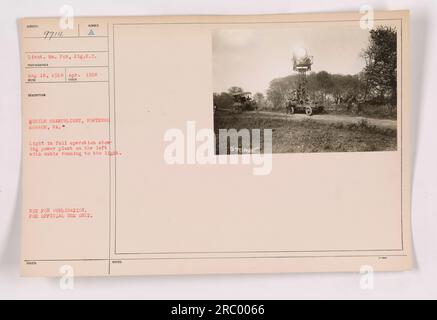 Proiettore mobile in pieno funzionamento a Fortress Monroe, Virginia, durante la prima guerra mondiale. L'immagine mostra la centrale elettrica a sinistra con un cavo che corre verso la luce. Fotografia scattata dal tenente WM. Fox, Sig.R.C. il 18 maggio 1918. Questa immagine fa parte della collezione intitolata "Photographs of American Military Activities during World War One". Foto Stock