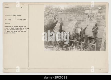 Ingresso allo Stone Dugout sul lato del Mont sec, costruito nel 1914 dai tedeschi. Questa foto è stata scattata nel 1919 dal Signal Corps. Mostra un passaggio all'interno del dugout che conduce alla cima del Mont sec, situato in Francia. (Didascalia originale: Ingresso a un ponte di pietra sul lato del Mont sec, costruito dai tedeschi nel 1914. Passaggio in cima al Mont SEE dall'interno. Mont sec, Francia) Foto Stock