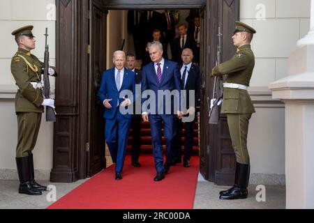 Vilnius, Lituania. 11 luglio 2023. Il presidente degli Stati Uniti Joe Biden, a sinistra, scortato dal presidente lituano Gitanas Nauseda, a destra, lascia il Palazzo Presidenziale a seguito di riunioni bilaterali, l'11 luglio 2023 a Vilnius, in Lituania. Biden incontra Nauseda prima dell'inizio del vertice NATO. Credito: Adam Schultz/White House Photo/Alamy Live News Foto Stock