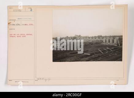 Deposito di gas e petrolio a Nevers, Francia. Foto scattata nell'aprile 1918. Questa immagine mostra un impianto di stoccaggio di gas e petrolio durante la prima guerra mondiale. Questa fotografia è stata rilasciata dal Signal Corps e non è destinata alla pubblicazione. Foto Stock