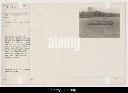 Il maggior generale Adelbert Cronkhite, ufficiale comandante della 80th Division, ispeziona le truppe del 1st Battalion, 320th Regiment of Infantry, al fianco di Brig. Gen Brett, Comandante della 160th Brigade, col. Peyton, Comandante del 320th Regiment of Infantry, e tenente colonnello Gordon, Comandante del 1st Battalion, 320th Regiment of Infantry. Le truppe sono appena tornate dalla loro prima esperienza nelle trincee in prima linea. Preso a Saulty, in Francia. Rilasciato da A.E.P. Censor. Data non fornita. Foto Stock