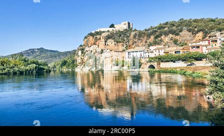 Miravet, antico villaggio circondato dalle montagne e dal fiume Ebro. Nella provincia di Tarragona, comunità della Catalogna, Spagna Foto Stock