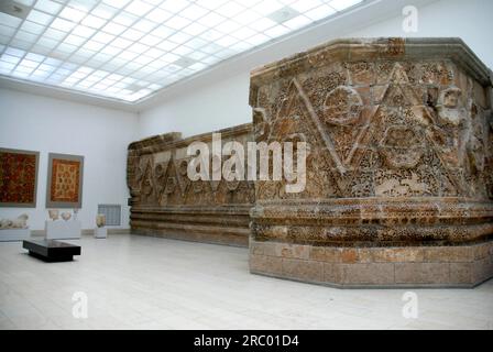 Facciata Mshatta, Museo Pergamon, Berlino, Germania. Foto Stock
