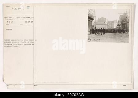 I soldati americani della 32a Divisione entrarono a Longwy, in Francia durante la prima guerra mondiale. La foto è stata scattata l'11 febbraio 1918 e mostra Sgt. 1st Cl. Frank A. Wallook del Signal Corps che documenta l'evento. Questa immagine fa parte di una collezione di fotografie che ritraggono le attività militari americane durante la guerra. Foto Stock