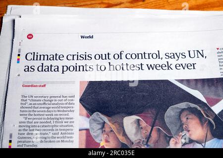 "La crisi climatica fuori controllo afferma l'ONU come data point to hot week ever", titolo del quotidiano Guardian World Heatwave articolo 8 luglio 2023 Londra Regno Unito Foto Stock