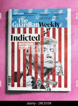 L'ex presidente Donald Trump 'incriminato' 'ottiene la sua giornata in tribunale Guardian Weekly US Politics front cover 7 aprile 2023 edizione Londra Inghilterra Regno Unito Foto Stock