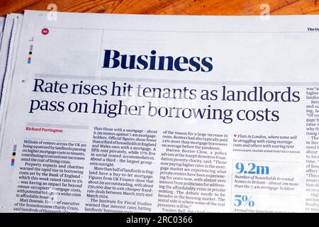 "Gli aumenti dei tassi hanno colpito gli inquilini mentre i proprietari trasferiscono i costi di prestito più elevati" titolo del quotidiano Guardian Business Cost of Living Crisis 25 giugno 2023 Londra Regno Unito Foto Stock