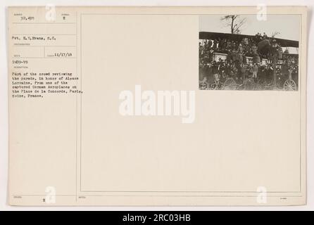 I membri della folla militare e civile si riuniscono a Place de la Concorde a Parigi, in Francia, per assistere a una parata in onore dell'Alsazia Lorena. La parata include un aereo tedesco catturato. Fotografia scattata il 17 novembre 1918. Fotografo: Pvt. E. Evans, S.C. Foto Stock