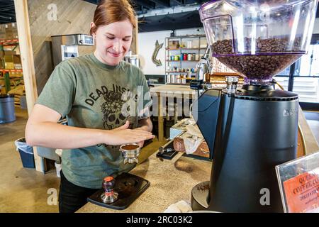 Forsyth Georgia, caffetteria Queen Bee Coffee Company, dipendente che produce birra, artigianale Foto Stock