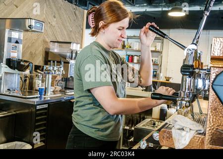 Forsyth Georgia, caffetteria Queen Bee Coffee Company, dipendente che produce birra, artigianale Foto Stock