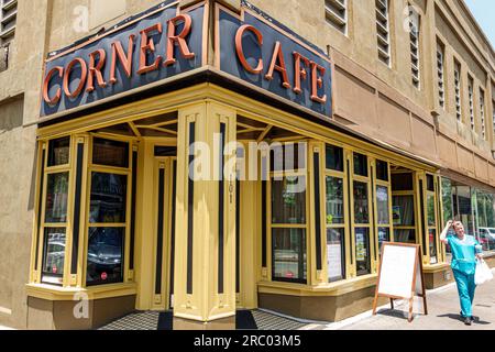 Griffin Georgia, centro storico di una piccola città restaurato, quartiere degli affari, insegna generica Corner Cafe, ristoranti, ristorante, ristorante, ristorante, ristorante, ristorante all'aperto, CA Foto Stock