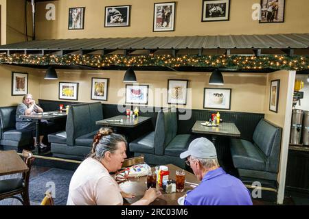 Griffin Georgia, Corner Cafe all'interno, Senior Couple Dining, Restaurant, Dinner Dining Out, Cafe Cafe' informali, bistro bistrot Foto Stock