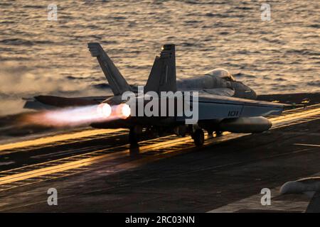 Mare Adriatico, acque internazionali. 8 luglio 2023. Mare Adriatico, acque internazionali. 8 luglio 2023. UN U.S. Il caccia Navy F/A-18E Super Hornet, attaccato al Ragin' Bulls of Strike Fighter Squadron 37, viene lanciato al tramonto dal ponte di volo a bordo della portaerei classe Nimitz USS Gerald R. Ford operante sul Mare Adriatico, l'8 luglio 2023 al largo della costa albanese. Credito: MC2 Nolan Pennington/U.S. Navy Photo/Alamy Live News Foto Stock