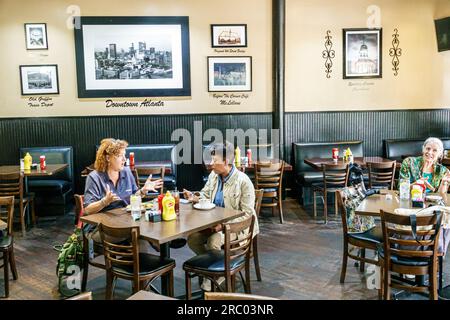 Griffin Georgia, Corner Cafe all'interno, Black African American Woman Dining, ristoranti, ristoranti dove mangiare fuori, Cafe Cafe' informali, bist Foto Stock
