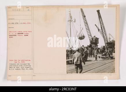 Soldati americani che scaricano merci in scatola dagli Stati Uniti a Bassens Docks a Bordeaux, in Francia, durante la prima guerra mondiale Questa fotografia è stata scattata nell'aprile 1918 ed è stata censurata e pubblicata per la pubblicazione il 22 novembre 1918, con alcune cancellazioni fatte dal capitano J.C. Russell. Non per la pubblicazione. Foto Stock