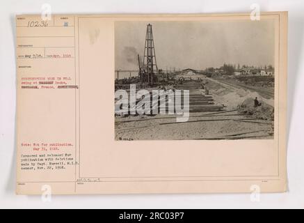 Lavori di costruzione in corso a Bassens Docks, Bordeaux, Francia, nell'aprile 1918. La fotografia, scattata dal fotografo SECO, raffigura le attività di costruzione in corso presso i moli durante la prima guerra mondiale. L'immagine è stata censurata, pubblicata per la pubblicazione il 22 novembre 1918, con le cancellazioni fatte dal capitano Russell, M.I.D. censor. Foto Stock