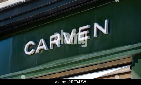 Insegna commerciale di una boutique Carven nel quartiere Champs-Elysees di Parigi, Francia. Carven è un marchio francese di abbigliamento di moda pronto all'uso Foto Stock