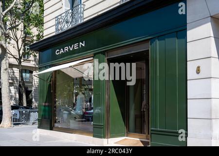 Vista esterna di una boutique Carven nel quartiere Champs-Elysees di Parigi, Francia. Carven è un marchio francese di abbigliamento di moda pronto all'uso Foto Stock