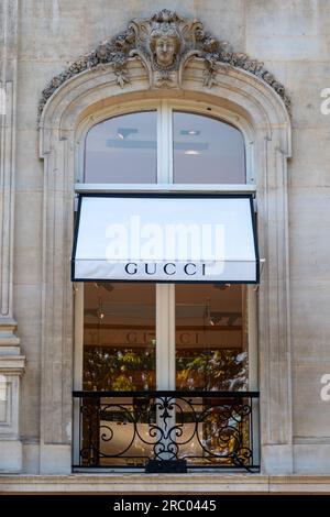 Dettaglio della facciata di una boutique Gucci nel quartiere Champs-Elysees di Parigi, Francia. Gucci è un marchio italiano specializzato in moda e lusso Foto Stock