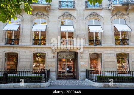 Vista esterna di un negozio Gucci nel quartiere Champs-Elysees di Parigi, Francia. Gucci è un marchio italiano specializzato in moda e lusso Foto Stock