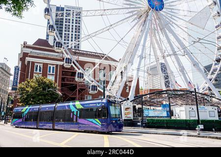 Atlanta Georgia, il luogo di musica dal vivo Tabernacle, le cabinovie giganti SkyView Atlanta Ferris Wheel, i mezzi di trasporto pubblico di Atlanta Streetcar Foto Stock