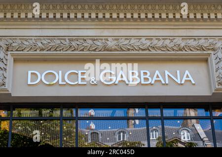 Segno di un negozio Dolce and Gabbana nel quartiere Champs-Elysees di Parigi, Francia Foto Stock