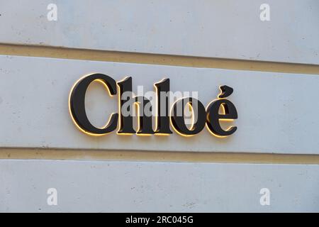 Segno di una boutique Chloe nel quartiere Champs-Elysees di Parigi, Francia. Chloé è un marchio francese specializzato in moda e lusso Foto Stock