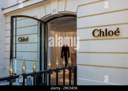 Boutique Chloe nel quartiere Champs-Elysees di Parigi, Francia. Chloé è un marchio francese specializzato in moda e lusso Foto Stock