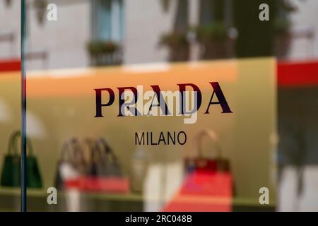 Cartello sulla porta di una boutique Prada nel quartiere Champs-Elysees di Parigi, Francia. Prada è un marchio italiano specializzato in moda e lusso Foto Stock