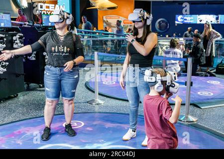 Atlanta Georgia, Georgia Aquarium, mostre interne, famiglie familiari, genitori genitori, figli figli figli figlie, esperienze di realtà virtuale Foto Stock