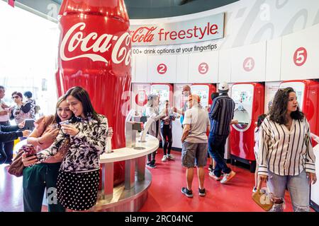Atlanta, Georgia, mostra World of Coca-Cola, interni, adolescenti e adolescenti che si mettono in posa per selfie, bottiglia di Coca-Cola gigante Foto Stock