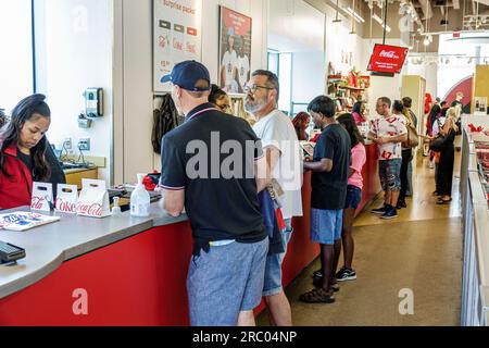 Atlanta Georgia, World of Coca-Cola all'interno dell'hotel, negozio di articoli da regalo, fila fila di cassa per il checkout, clienti al banco d'attesa, acquisto, Foto Stock