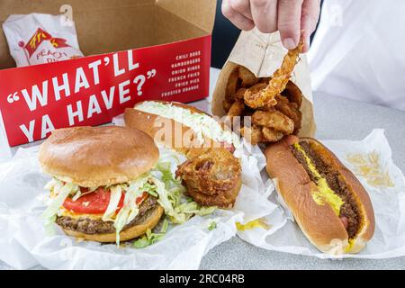 Atlanta Georgia, il ristorante Varsity, hamburger, peperoncino, anelli di cipolla fritti, interni interni Foto Stock