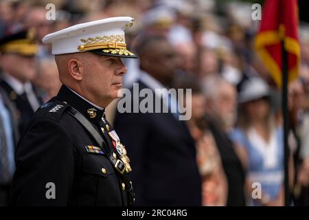 Washington, Stati Uniti d'America. 10 luglio 2023. Washington, Stati Uniti d'America. 10 luglio 2023. STATI UNITI Comandante del generale dei Marine Corps David H. Berger è in piedi durante la rinuncia al comando della cerimonia del corpo dei Marines al suo ritiro a Marine Corps Barrack, il 10 luglio 2023 a Washington, DC Credit: MC1 Alexander Kubitza/DOD/Alamy Live News Foto Stock