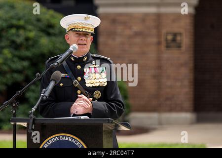 Washington, Stati Uniti d'America. 10 luglio 2023. Washington, Stati Uniti d'America. 10 luglio 2023. STATI UNITI Comandante del corpo dei Marines il generale David H. Berger fa osservazioni mentre rinuncia al comando del corpo dei Marines al suo ritiro a Marine Corps Barrack, il 10 luglio 2023 a Washington, DC Credit: PO1 Alexander Kubitza/DOD/Alamy Live News Foto Stock