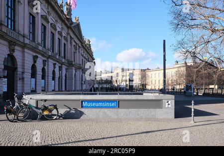 Berlino, Germania, 15 marzo 2023, vista dell'Isola dei Musei con ingresso all'omonima stazione della metropolitana in primo piano. Foto Stock