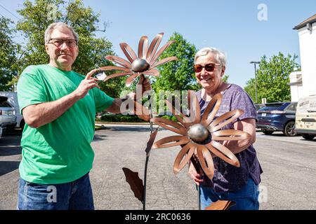 Alpharetta Atlanta Georgia, Alpharetta Arts Streetfest, evento annuale del festival dell'artigianato artistico, coppia anziana acquista sculture in metallo Foto Stock