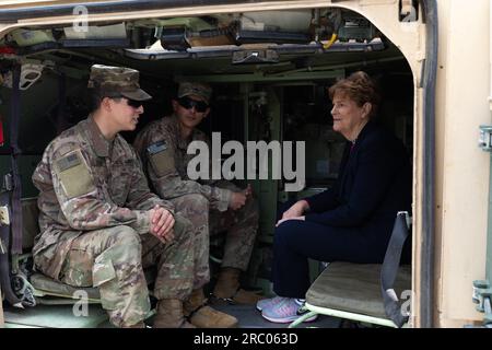 Pabrade, Lituania. 10 luglio 2023. STATI UNITI I soldati dell'esercito assegnati alla 1st Cavalry Division, spiegano le capacità del veicolo da combattimento M2A3 Bradley al senatore Jeanne Shaheen, D-NH, durante una visita della delegazione del Congresso alla Pabrade Training area, il 10 luglio 2023 a Pabrade, Lituania. La visita è in concomitanza con il vertice della NATO nella vicina Vilnius. Credito: SSgt. Oscar Gollaz/US Marines Photo/Alamy Live News Foto Stock