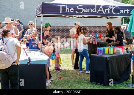 Alpharetta Atlanta Georgia, Alpharetta Arts Streetfest, festival annuale dell'artigianato artistico, attività per bambini, arte della sabbia, famiglie Foto Stock