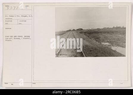 Tenente Downs e Pvt. Winger, entrambi membri della S.C. (Corpo segnale), sono visti in questa fotografia scattata il 12 marzo 1919. L'immagine li cattura sul fondo stradale e sulla curva del tronco di Nevers a Nevers, Nievre, Francia. Questa fotografia è numerata 42720. Foto Stock