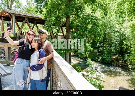 Roswell Atlanta Georgia, Vickery Creek Old Mill Park, foto scattate da una famiglia, padre asiatico, ponte coperto, adolescente adolescente adolescente adolescente adolescente Foto Stock
