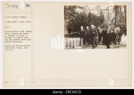 Funzionari francesi e britannici, tra cui il segretario Lansing, Arthur J. Balfour, il maresciallo Joffre e l'ammiraglio Chocheprat, Ho visitato il monte Vernon il 29 aprile 1917, come parte della missione alleata. Questa foto è stata scattata nel marzo 1918 e ha catturato l'incontro storico presso il monte Vernon. (50 parole) Foto Stock