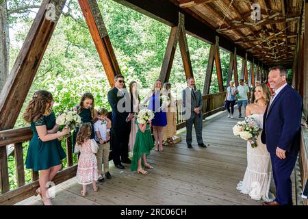 Roswell Atlanta Georgia, Vickery Creek Old Mill Park, ponte coperto, foto di matrimonio di gruppo, famiglie familiari, genitori, padre madre, figlio figli figli e figlia Foto Stock