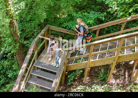 Roswell Atlanta Georgia, Vickery Creek Old Mill Park, sentieri escursionistici, sentieri per passeggiate, bambine e sorelle, Chattahoochee River National Recreation Are Foto Stock