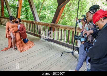 Roswell Atlanta Georgia, Vickery Creek Old Mill Park, fotografi di coppia, donna afroamericana nera Foto Stock