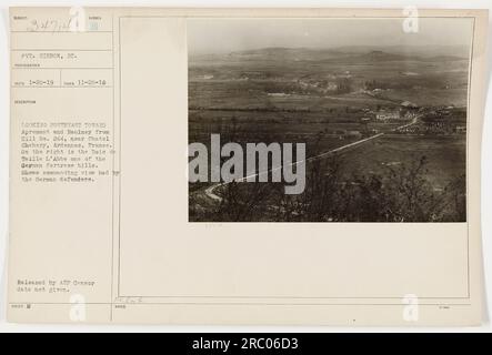 Il soldato Gibbon, un fotografo della Carolina del Sud, ha scattato questa foto il 20 novembre 1918. L'immagine mostra una vista di Apremont e Baulney dalla collina n. 244 vicino a Chatel Chehery nelle Ardenne, in Francia. Sulla destra, possiamo vedere Bois de Taille l'Abbe, una delle colline della fortezza tedesca. Questo punto panoramico fornì ai difensori tedeschi una visione dominante. La foto è stata pubblicata dall'AEP Censor, e la data di uscita del censore è sconosciuta. È etichettato con il numero di documentazione 111-SC-34714. Foto Stock