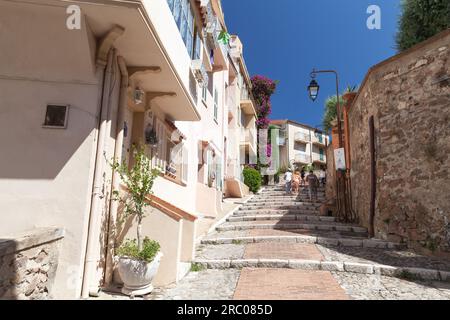 Cannes, Francia - 14 agosto 2018: I turisti camminano lungo la stradina di Cannes in una soleggiata giornata estiva Foto Stock