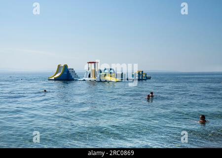 Opatija, Croazia. 10 luglio 2023. costruzione di giochi d'acqua nel mare di fronte alla città Foto Stock