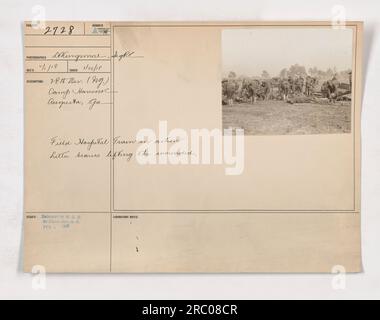 "28a Divisione (Guardia Nazionale) a Camp Hancock, Augusta, Georgia. Questa fotografia cattura un treno da campo in ospedale in azione, con i portatori di rifiuti che sollevano soldati feriti. L'immagine è stata scattata il 1 luglio 1918 e gli è stato assegnato il numero 111-SC-2728. È stato rilasciato da W. G. D. alla Photo Division il 4 febbraio 1918." Foto Stock